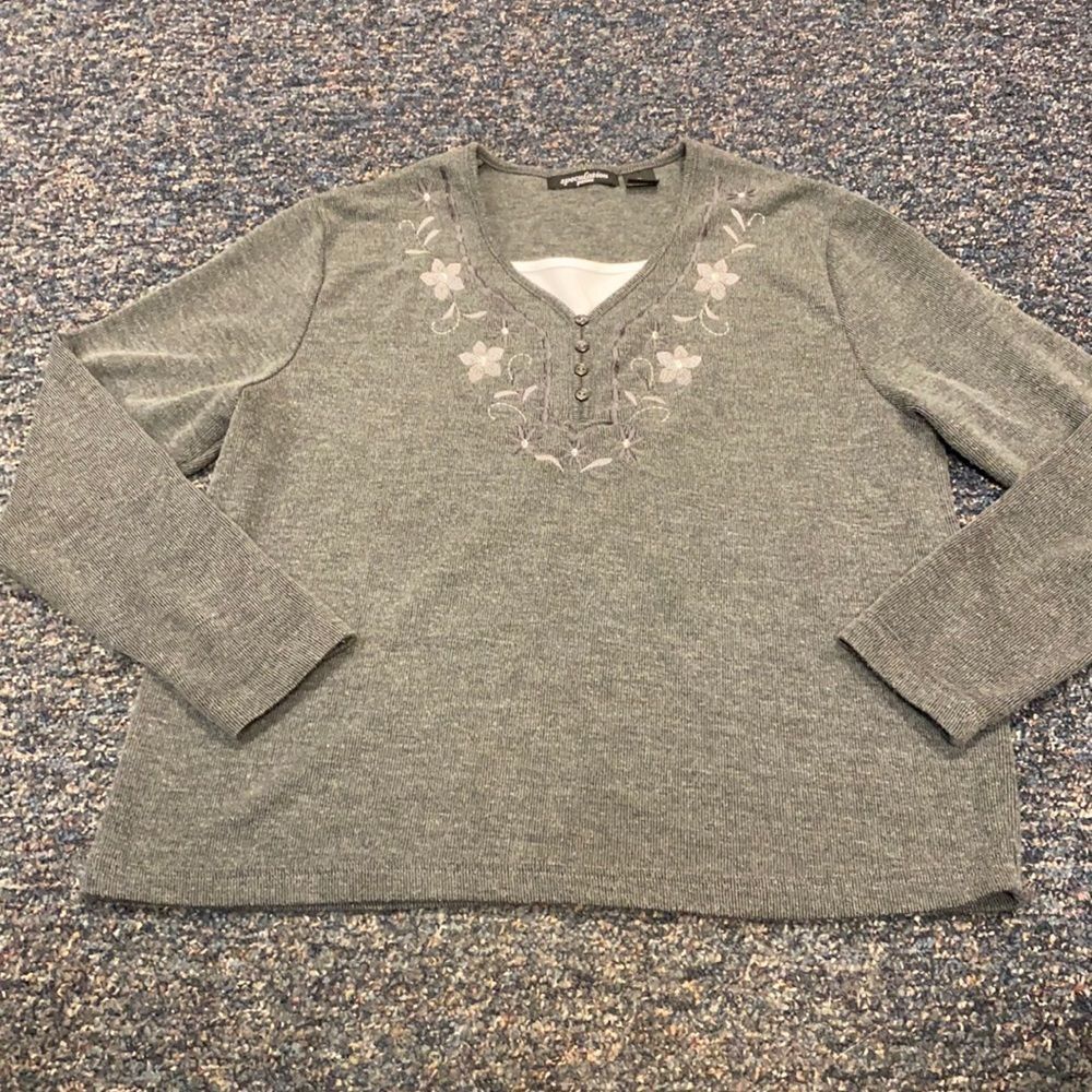 Speculation Petites Gray embroidered top sz. L